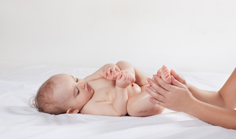 Masaje con aceite sobre la piel del bebé